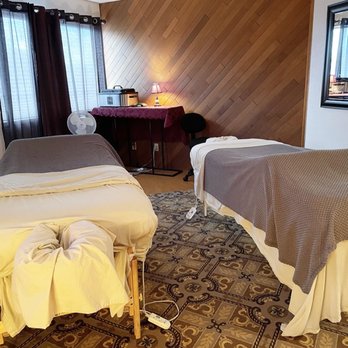 Manette Day Spa - Couples massage room. - Day Spas Near Me - Bremerton, Washington