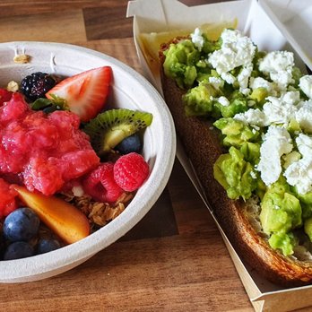 Marshall Street - geliefertes Granola und Feta-Avocado-Brot - Breakfast & Brunch Near Me - Hamburg, HH