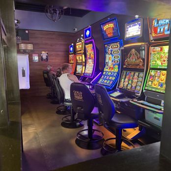 Scatchell's Beef & Pizza - Gaming area inside of Scatchell's - Pizza Near Me - Cicero, Illinois