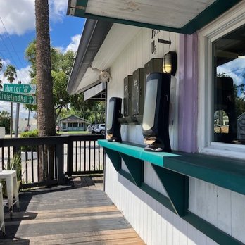Good Thyme - exterior waiting area - New American Near Me - Lakeland, Florida