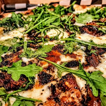 pie-tanza - bacon, spinach, asiago: white sauce, fresh spinach, pepper crusted bacon, mozzarella, asiago, fresh arugula. - Pizza Near Me - Arlington, Virginia