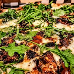 pie-tanza - bacon, spinach, asiago: white sauce, fresh spinach, pepper crusted bacon, mozzarella, asiago, fresh arugula.