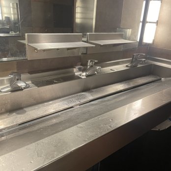 Yard House - Sink - Bars Near Me - Long Beach, California