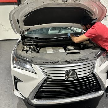 502 Auto Glass - Windshield installation getting started by one of our lead techs Kris - Auto Glass Services Near Me - Louisville, Kentucky 502 Auto Glass - Windshield installation getting started by one of our lead techs Kris - Auto Glass Services Near Me - Louisville, Kentucky