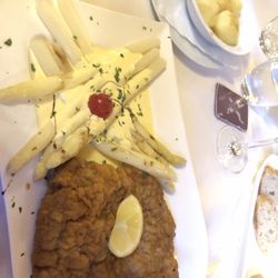 Wirtshaus Zum Sattler - Wiener Schnitzel mit Spargel