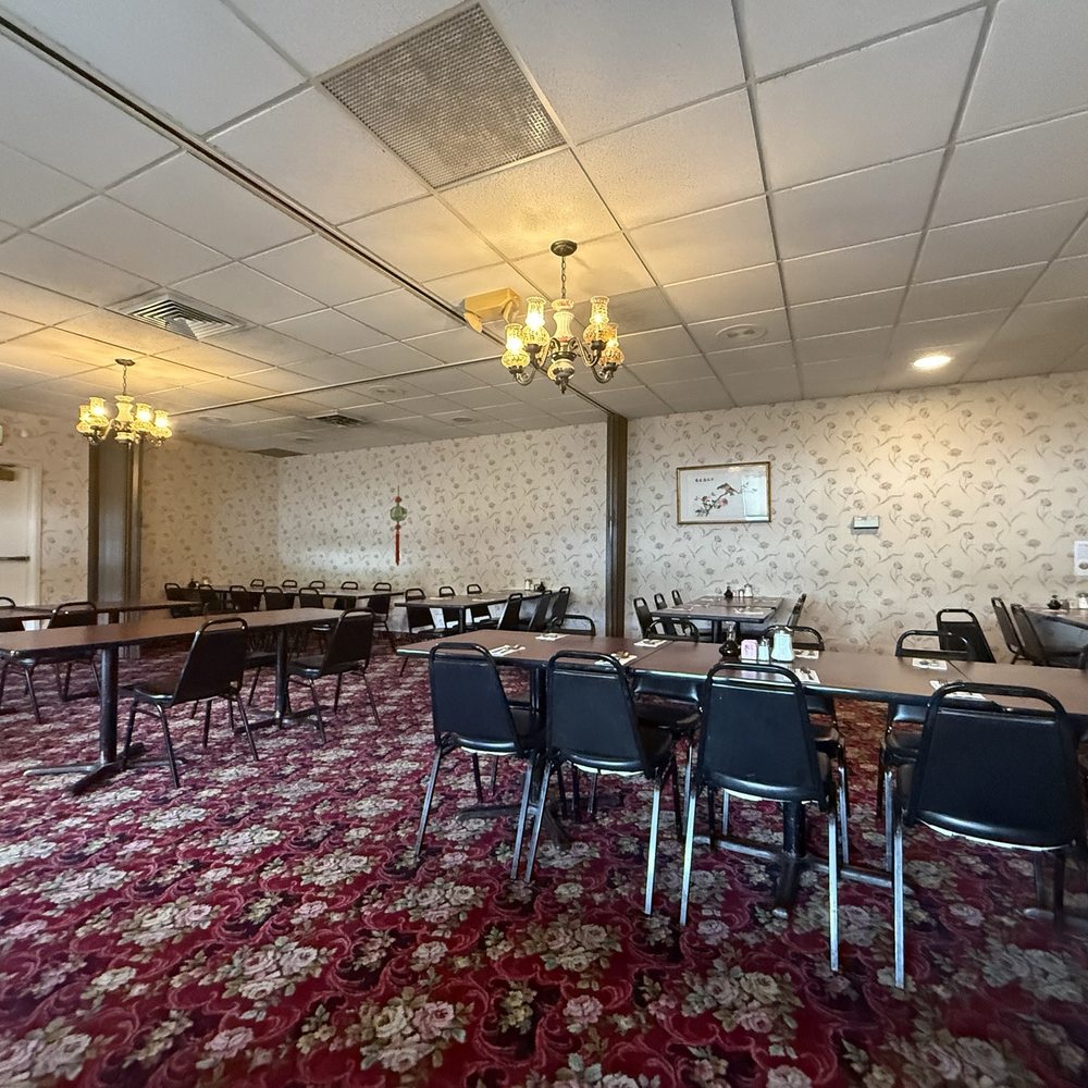 Ma's Restaurant - Back room Dining area - American Near Me - Lebanon, Oregon