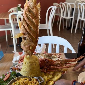 Rancho Playero - Combinación; Chillo frito, Langosta, Pulpo, Mofongo, ensalada, Tostones y Arroz Manposteao - Puerto Rican Near Me - Ponce, Puerto Rico Rancho Playero - Combinación; Chillo frito, Langosta, Pulpo, Mofongo, ensalada, Tostones y Arroz Manposteao - Puerto Rican Near Me - Ponce, Puerto Rico