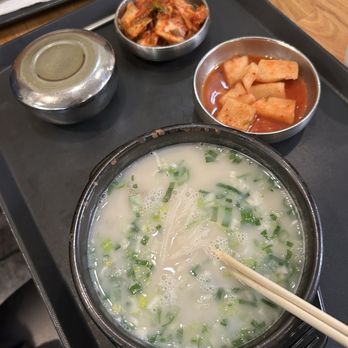 BornGa - Seolleongtang (ox bone soup) and the two kimchis - Korean Near Me - North Wales, Pennsylvania