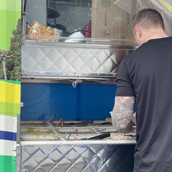 Lonchera La Guadalupana - Just sauces everywhere and look unsanitary - Food Trucks Near Me - Salem, Oregon