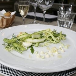Lyng Dal Hotel og Restaurant - Menukortet skifter efter årstidenerne - altid af de bedste råvarer - så vidt muligt fra lokale producenter