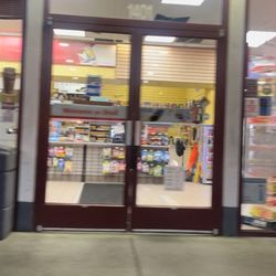 Pinole Vista Shell - This is a picture of the front of the business