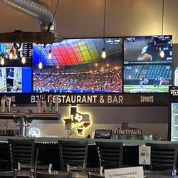 BJ's Restaurant & Bar - Bar area