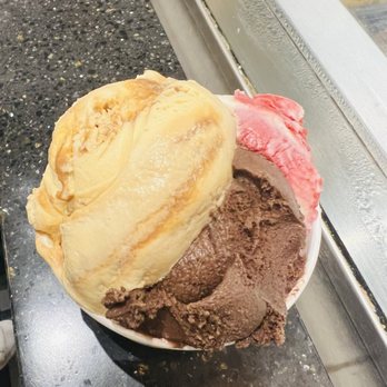 Bilboquet - Caramel, Milk Chocolate & Raspberry - Ice Cream & Frozen Yogurt Near Me - Outremont, Quebec