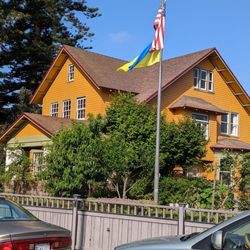 Dunn-Edwards Paints - 1906 California chalet