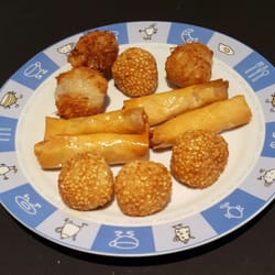 Asia Bistro Sushi & Wok - Sesam / Kokosnuss-Bällchen & Bananen Frühlingsrollen