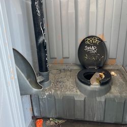Applegate Market - Dirty public toilet