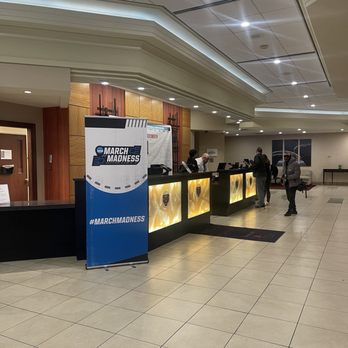 Pittsburgh Marriott City Center - Lobby Golden Grizzly take over for March Madness! - Hotels Near Me - Pittsburgh, Pennsylvania Pittsburgh Marriott City Center - Lobby Golden Grizzly take over for March Madness! - Hotels Near Me - Pittsburgh, Pennsylvania