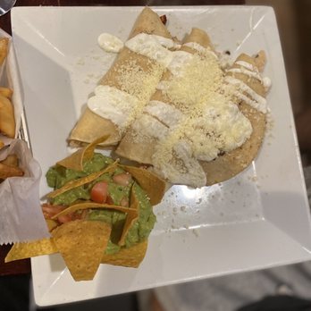 Las Margaritas - Quesadilla de pollo o mixtas - Mexican Near Me - Brooklyn, New York Las Margaritas - Quesadilla de pollo o mixtas - Mexican Near Me - Brooklyn, New York
