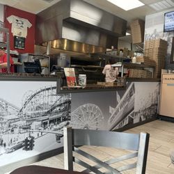 Little Charlie’s Pizzeria - Clean place. Service was ok.