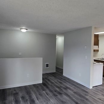 Quail Court - Livingroom and entry - Apartments Near Me - Tigard, Oregon Quail Court - Livingroom and entry - Apartments Near Me - Tigard, Oregon