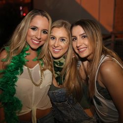 Miami Bar Crawls - Crawlers posing for a picture at our St. Patrick's Day Bar Crawl in Brickell!