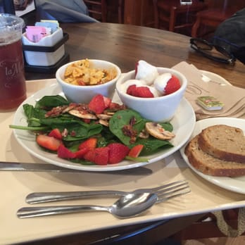 la Madeleine - Strawberry & Bacon Spinach Salad, Tomato Basile Pesto Pasta, Strawberry Romanoff, Mango Iced Tea and Bread - Cafes Near Me - Buford, Georgia