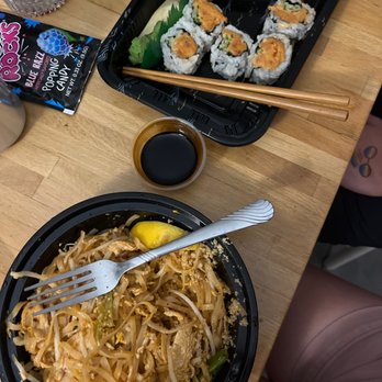 ZumoThai - Pad Thai and Spicy Tuna Roll - Asian Fusion Near Me - Washington, DC, District of Columbia