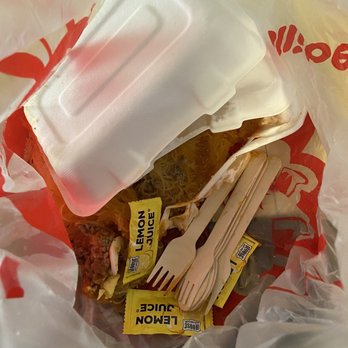 Jollibee - Spilled food from cheap containers. A waste of food and money. - Fast Food Near Me - Daly City, California