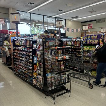 Stater Bros. Markets - 10 people in line with one stand open and 4 employees hanging out - Grocery Near Me - Ontario, California