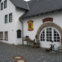 Ahrquelle - Hier wird mit Flammkuchen und Mamas Blechkuchen geworben