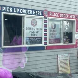 Beach Bums Cafe & Creamery - Window order