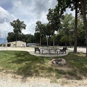 Camp Lakewood Campground - Premium spots with concrete and patio furniture - Campgrounds Near Me - Effingham, Illinois Camp Lakewood Campground - Premium spots with concrete and patio furniture - Campgrounds Near Me - Effingham, Illinois