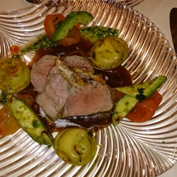 Gasthof Berger - Rosa Kalbsfilet in Lavendel-Kaffeejus  mit Avocado, Tomate & Parmesanravioli
