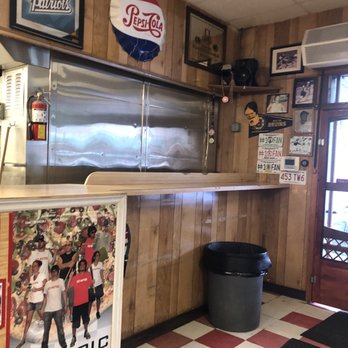 Kaimuki's Boston Pizza - Interior - Pizza Near Me - Honolulu, Hawaii