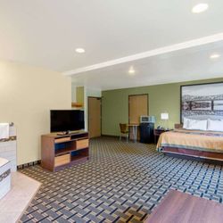 Super 8 by Wyndham Wheeling - King Whirlpool Suite