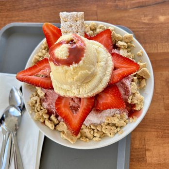 Sweet Mong - Strawberry snowflake bingsoo - Coffee & Tea Near Me - Las Vegas, Nevada
