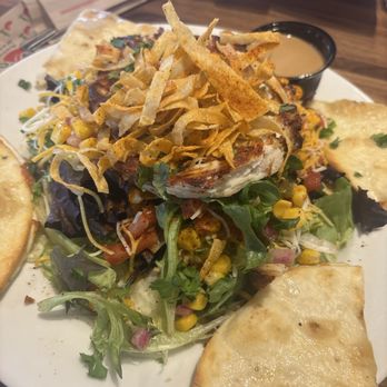 Chili's - Quesadilla explosion salad - American Near Me - Hillsboro, Texas Chili's - Quesadilla explosion salad - American Near Me - Hillsboro, Texas