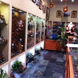 R. Moreu - Tienda con solera.