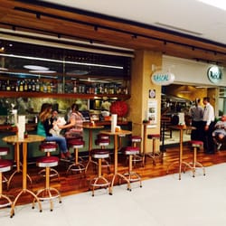 Bar, área de espera e entrada.