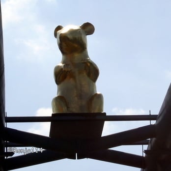 Die Insel - Eine dicke, goldene Ratte auf einem Brückenbogen weist den Weg zur "Insel" - Northern German Near Me - Hameln, NI Die Insel - Eine dicke, goldene Ratte auf einem Brückenbogen weist den Weg zur "Insel" - Northern German Near Me - Hameln, NI