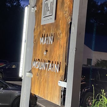 Main Mountain Bar & Motel - Sign in front of business - Cocktail Bars Near Me - Ludlow, Vermont Main Mountain Bar & Motel - Sign in front of business - Cocktail Bars Near Me - Ludlow, Vermont