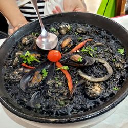 Taverna Alfacinha - Super delicious black seafood paella