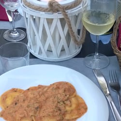 Il Gastronomo Rosso Veneziano - Ravioli ripieni di aragosta con ragù di crostacei