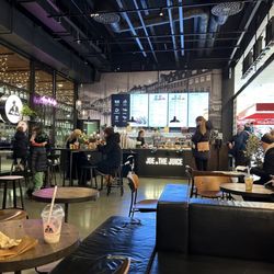 Joe and the juice - Main lobby and counter to order
