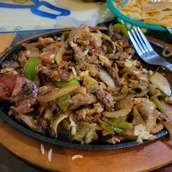 Mexico Viejo - Fajitas Jalisco which is steak, chicken, and shrimp. Served with 3 flour tortillas, rice, beans, sour cream, guacamole. - Mexican Near Me - Wichita, Kansas