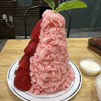 Oakobing - Regular Strawberry with Condensed Milk - Shaved Ice Near Me - Los Angeles, California Oakobing - Regular Strawberry with Condensed Milk - Shaved Ice Near Me - Los Angeles, California