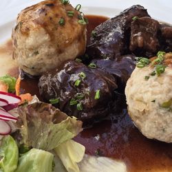 Café Forum im Museum - Geschmorte Ochsenbäckchen in Dornfelderjus mit Semmelknödeln und ein wenig Mixed Salad
