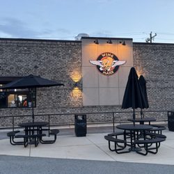 Wing Maxx - Outdoor dining