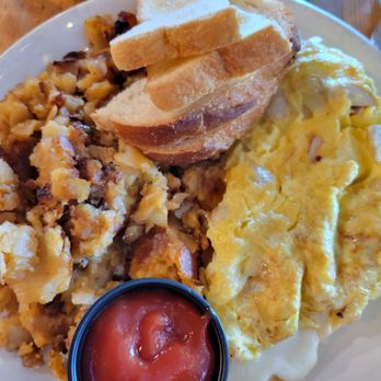 The Park View - Omelette with home fries and toast - New American Near Me - New York, New York The Park View - Omelette with home fries and toast - New American Near Me - New York, New York