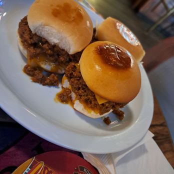 Dollies Pub & Cafe - SLOPPY JOE'S - Pizza Near Me - Lahaina, Hawaii